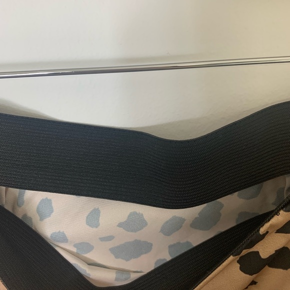 Leopard print slip skirt with elastic waistband. Tag says M but I think it’s a S - Picture 3 of 5